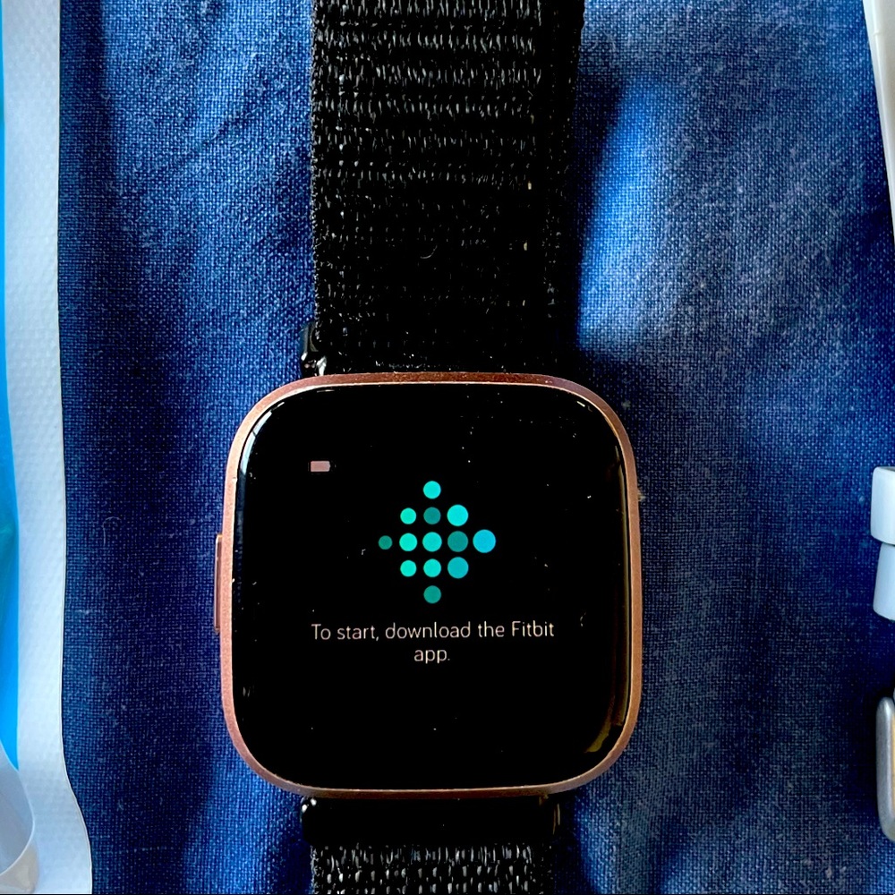 Fitbit Versa 2 + many accessories